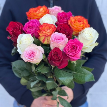 Букет из разноцветных роз с доставкой  в по Верхнему Уфалею